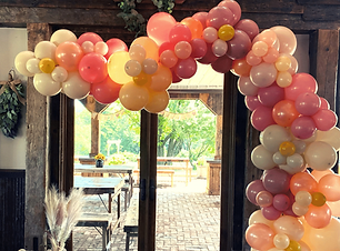 Organic Wave Balloon at Oscar Barn Wedding Venue by Eye Candy Balloons